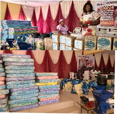 Xmas Mega Empowerment: Olori Oyinkansola Aroloye Puts Smiles on Faces of Students, Widows, Aged Men & Women In Ijare 