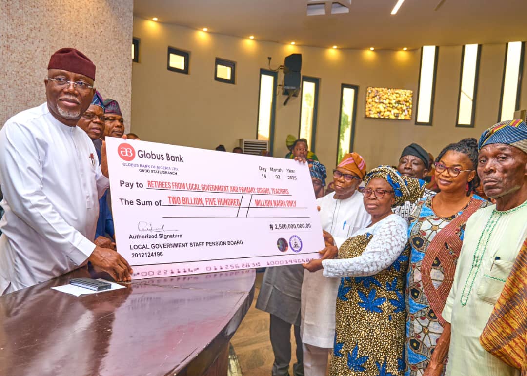 GOV AIYEDATIWA DISBURSES N2.5B GRATUITY TO RETIRED LG WORKERS, PRY SCHOOL TEACHERS